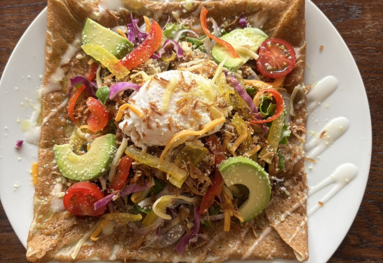 プルドポークとアボカドの温玉ガレット